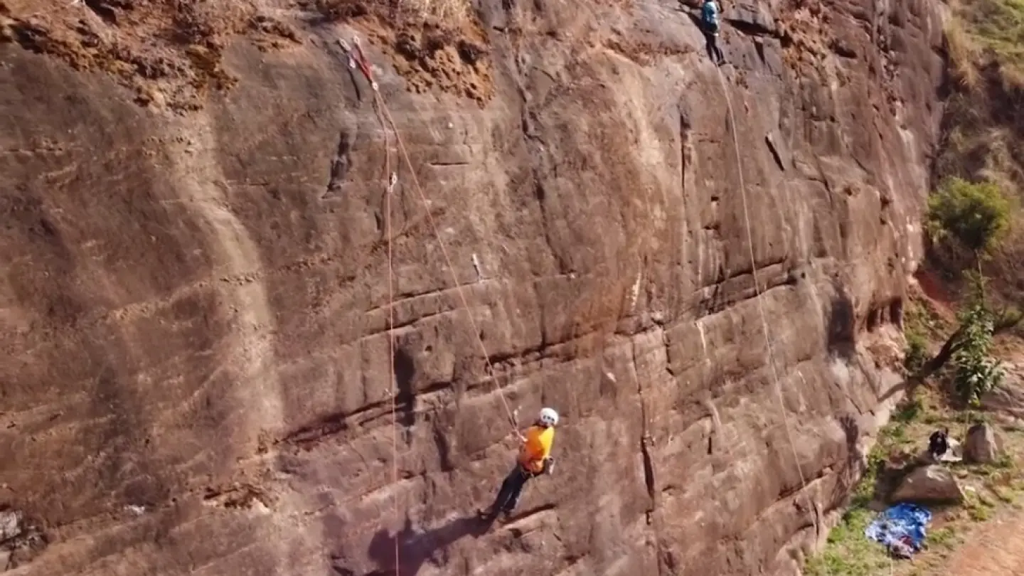 Pedra da Poeira – Escalada e Rapel com Guia